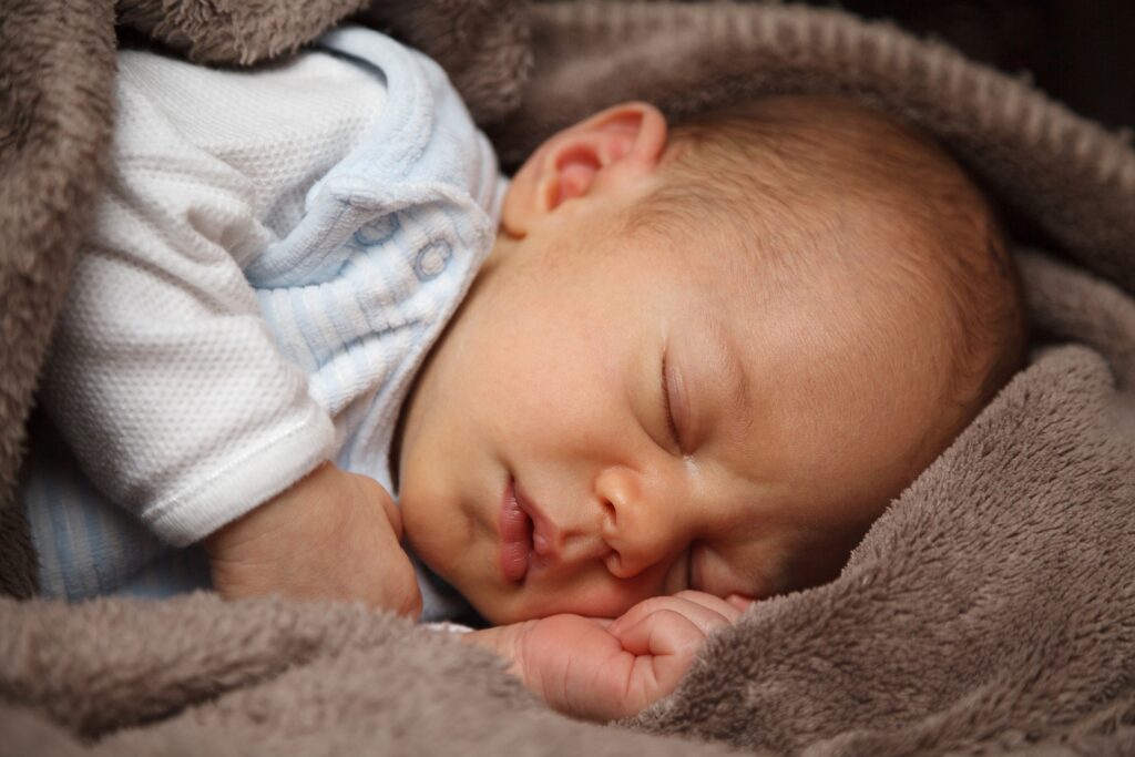 10 sfaturi dovedite pentru a-ți ajuta copilul să doarmă toată noaptea