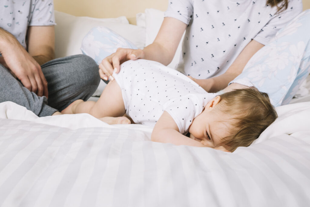 Colicile la sugari – cauze, simptome și soluții validate de pediatri